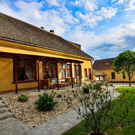 Kossuth Vendeghaz Apartment Tolna