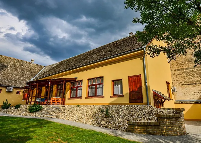 Kossuth Vendeghaz Апартаменты